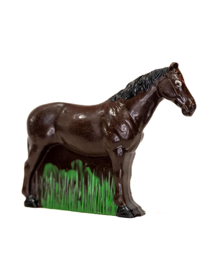 Cheval debout noir garni