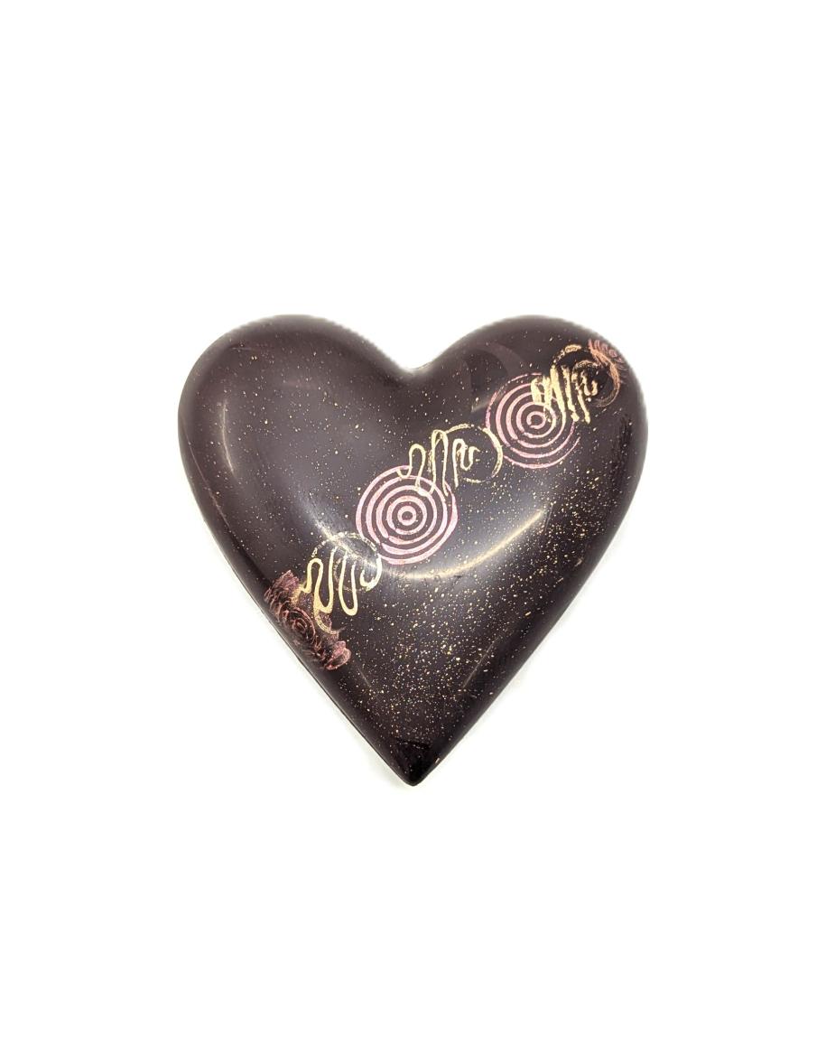 Coeur bonbonnière noir garni de 11 chocolats
